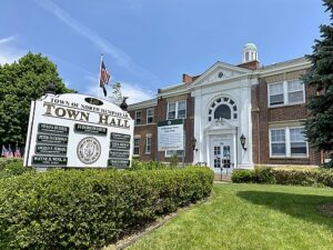 512px-North_Hempstead_Town_Hall,_Manhasset,_New_York_with_Sign